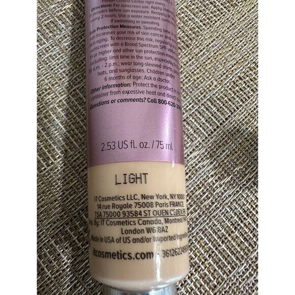 It Cosmetics Bye Bye Foundation Full Coverage LIGHT JUMBO 2.53oz New - Picture 4 of 4